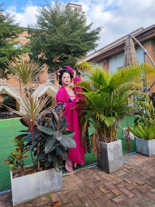 2025.11.22下午，南宁百益上河城举办国风表演，汉服巡游。