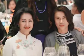 何超琼穿旗袍出席晚宴，与董明珠同框风采各不同，霍启山霸总十足图片