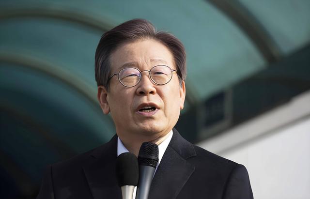 李在明拒绝出席中国阅兵，王毅挂断电话，送了韩国一句话！