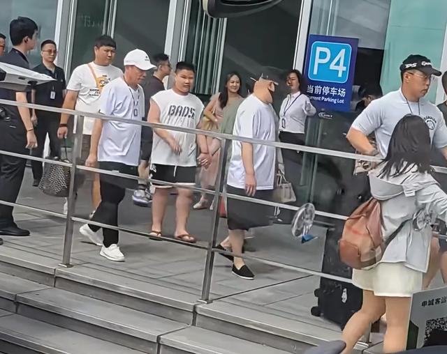 郭德纲一家现身机场，王惠郭汾阳胖的走路都费劲，郭德纲竟然最瘦