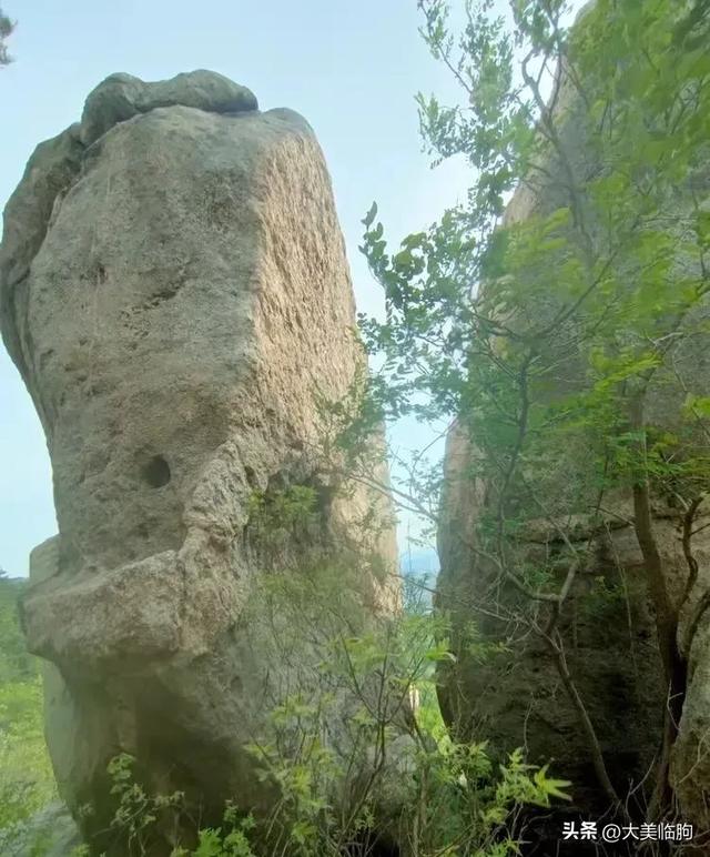 临朐这个山村的石头很特别,巨石之下有一汪清泉