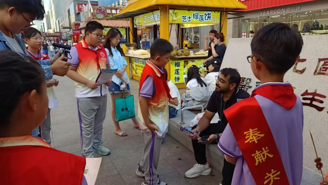 畅游青岛 文明相伴！市北区“小小文明观察员”亲子行动 步行街上倡树文明旅游新风