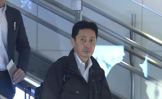 日本官员已经抵达北京，全程一言不发，有一个细节已经说明了问题
