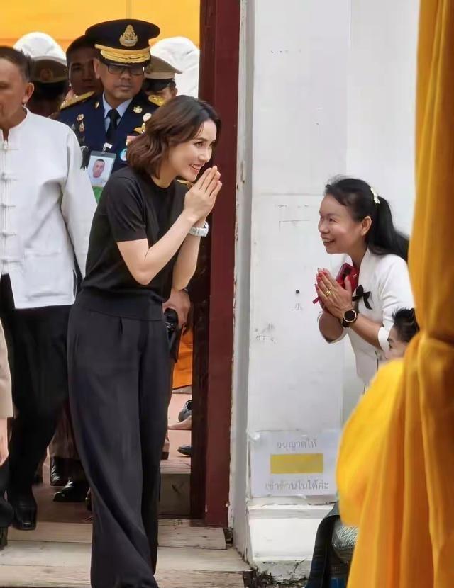 葬礼第10天！泰王被侍从扶着走，苏后冷着脸，欧拉弄独自祭奠婆婆