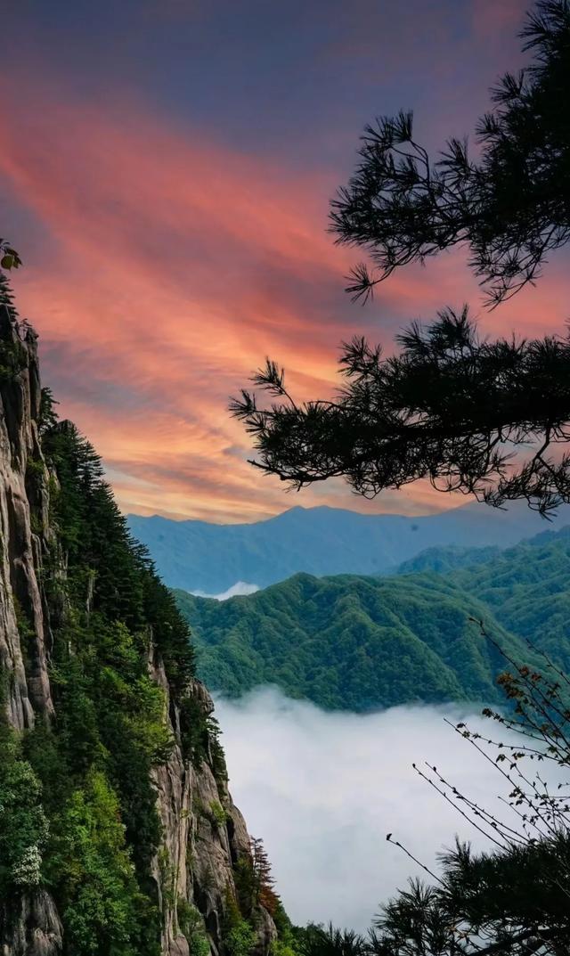 清风相随迎立秋，暑气正浓入鸡峰山