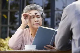 老年人眼睛看不清咋办？今天我来教你一招，立马让眼睛恢复正常图片