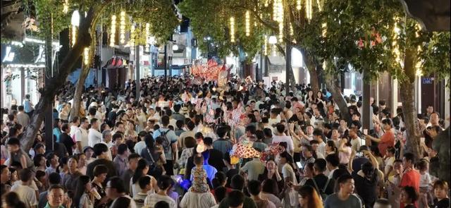 歙县鱼灯耀古城，主客共舞一家亲