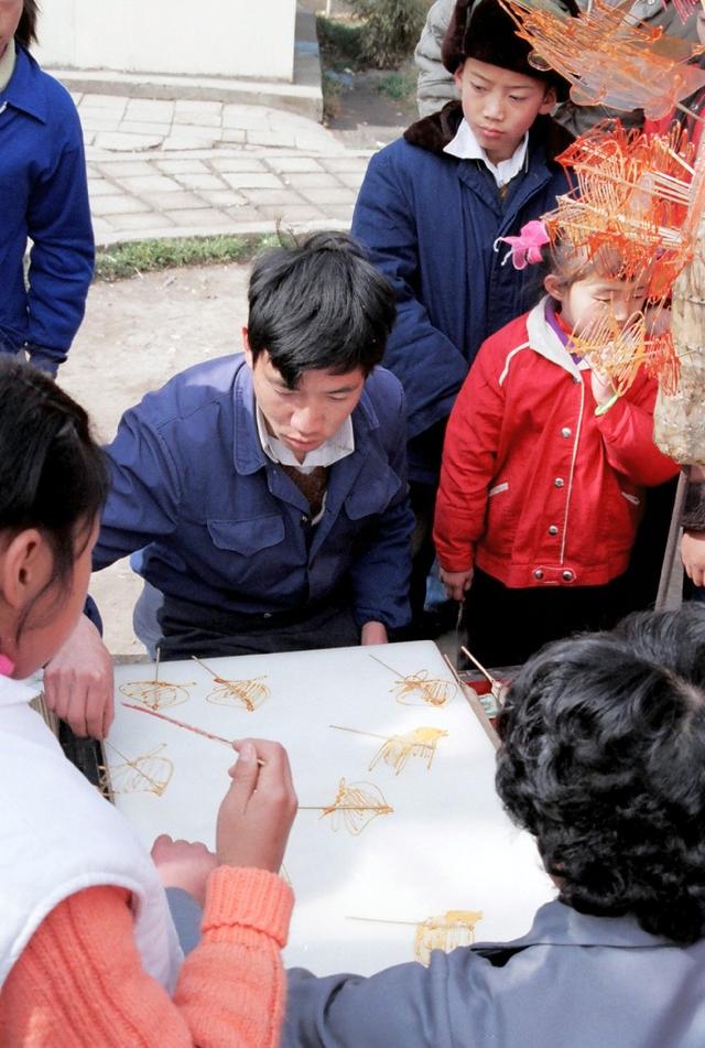 妹妹嫁豪门15年未回家 父亲病危她带回一麻袋 打开后全村老人都跪了