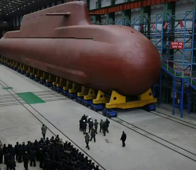 朝鲜出手了，金正恩亲临现场，一颗导弹砸向日本海，高市早苗傻眼