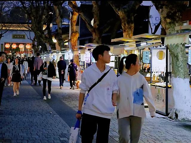 “夜猫子”直呼“真香”!这些地方超好逛~最晚营业到凌晨2点