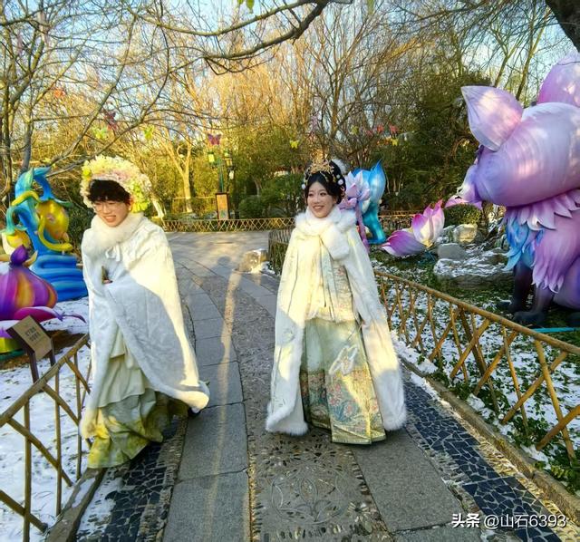 新华社原军事记者陶俊峰泉城美拍——筹备中的迎春花灯