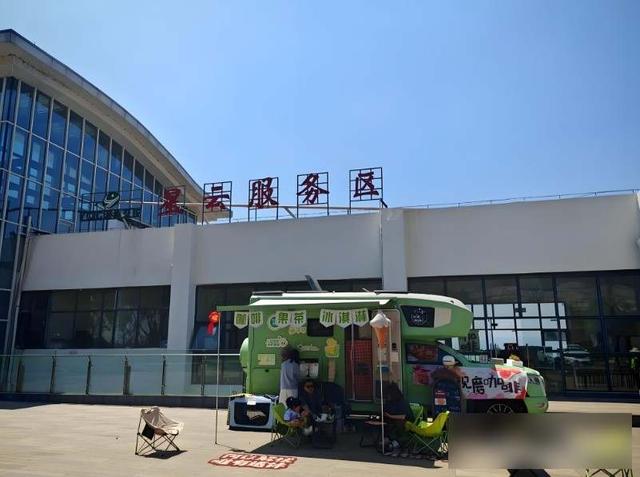 云南高价团游客服务区暴晒6小时，司机游客互怼，谁该买单？