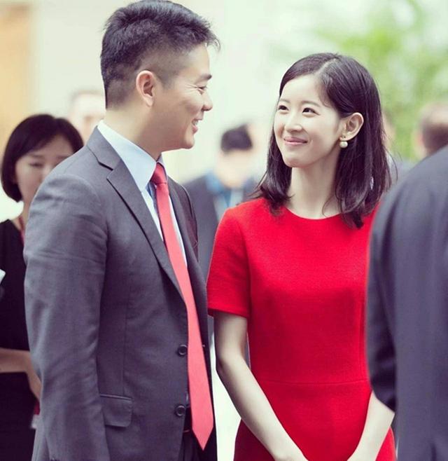 刘强东章泽天久违合体仅3天，令人恶心的一幕上演，杨颖也被牵连