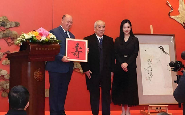 87岁的范增和37岁的徐萌才结婚1年，50岁的年龄差太让人非议了