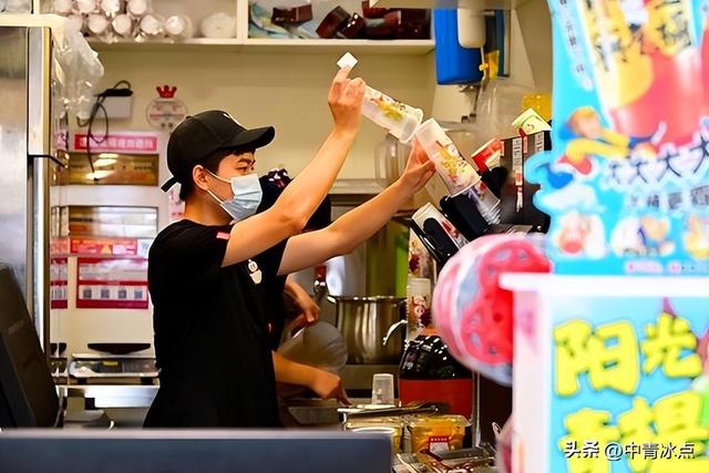 停不下来的“外卖大战”：平台日订单不断创纪录，骑手、消费者不想停，被流量裹挟的商家想赶紧停止，很累
