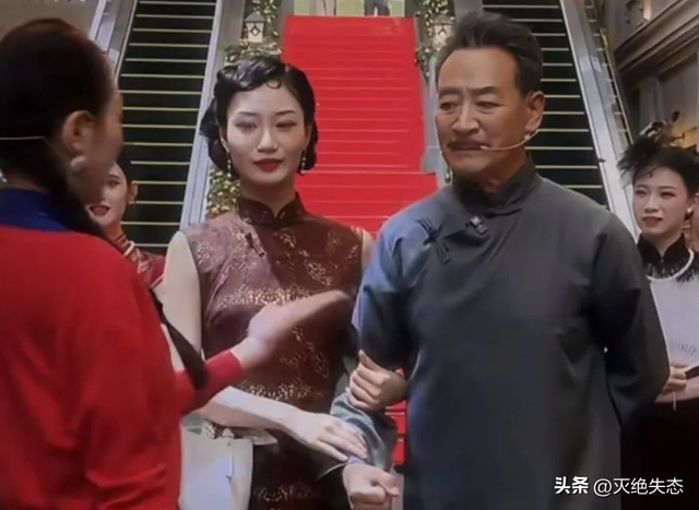 落难的凤凰不如鸡，这些沦落到给景区打工的明星，一个比一个心酸