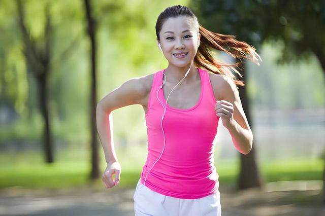 医生坦言：女性如果天天运动锻炼	，用不了多久，脸上或有6种变化