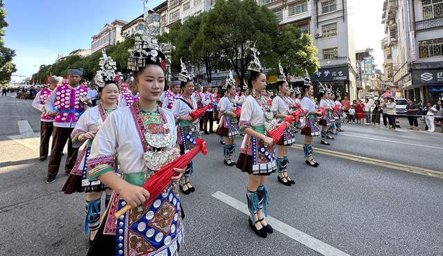 丹寨非遗盛装巡游展演,少数民族服饰的独特魅力展现得淋漓尽致