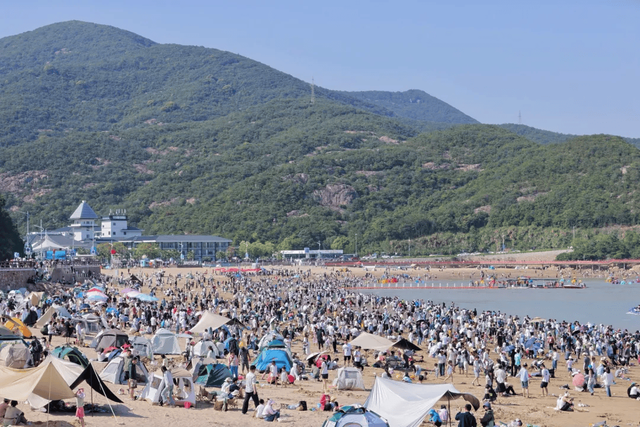 国庆不挤了！年轻人拼假玩“边角料旅游”，体验感超香