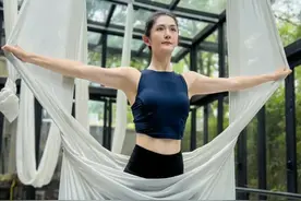42岁谢娜练空中瑜伽，腰间没有一丝赘肉，真的好少女图片