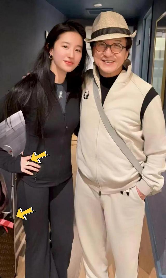 成龙主动招呼刘亦菲来合影	，她穿紧身瑜伽裤三角区不明显，她很瘦