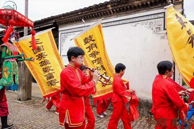 国庆中秋长假首日“炸”场！龙门古镇逛到腿软停不下来，美食吃到扶墙走！