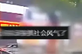 辣眼睛！女子脱光衣服站车顶跳舞：真容曝光，披头散发，当地回应图片