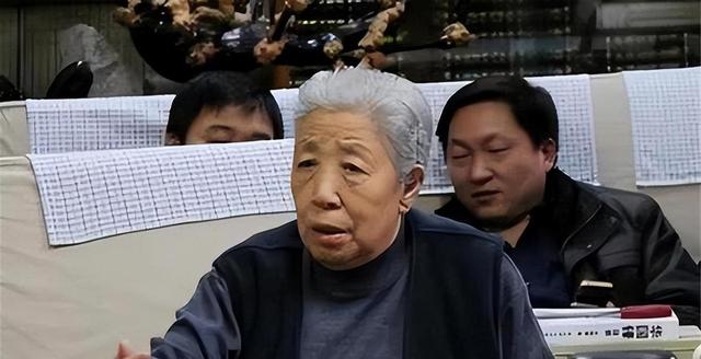 她15岁入党，18岁跟主席结婚，如今仍健在，却几乎不出来露面