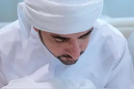 42岁迪拜王储再添一女：小公主白皮肤长睫毛，包被上用钻石做搭扣图片