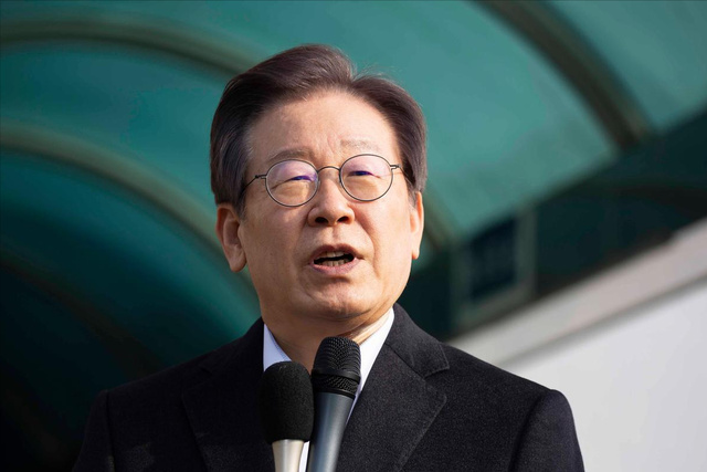 两邻国已做选择，特朗普是真没想到，美方：中国还在狂抛美债