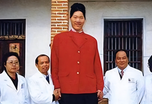 世界第一女巨人来自中国安徽，穿78码的鞋子，一顿饭吃六碗炒面