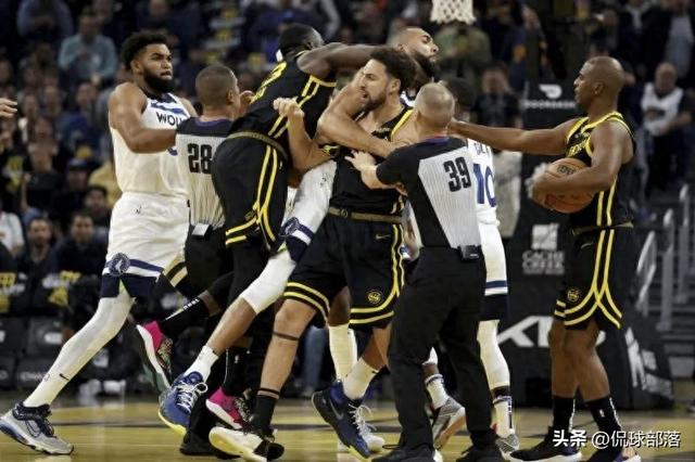 NBA西部半决赛：99:88勇士险胜，库里伤退，3人表现太差，3人满分