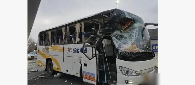 张家口一风电叶片运输途中与客运大巴碰擦，车头变形玻璃碎裂，当地：3人轻微受伤已送医