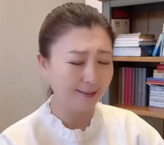 风向变了？央媒公开点名闫学晶，文案信息量大	，32岁儿子也被连累