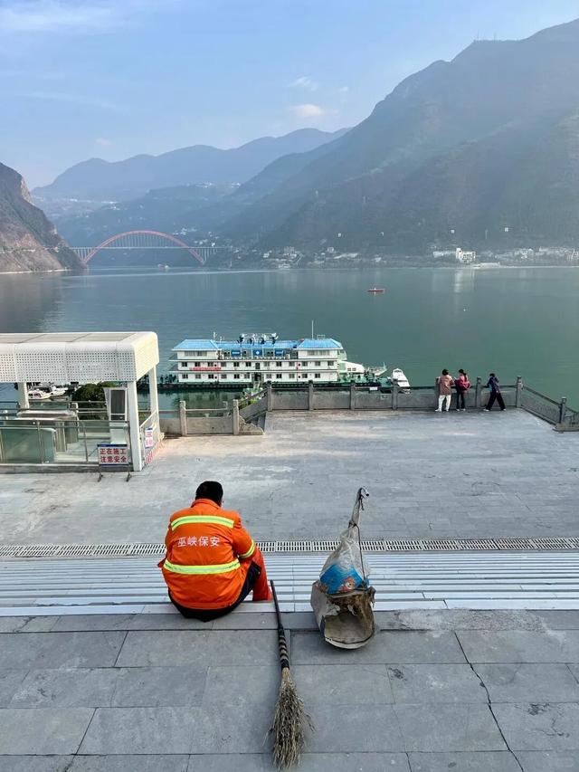 重庆巫山县建成世界最长扶梯，此前爬楼梯爬到怀疑人生