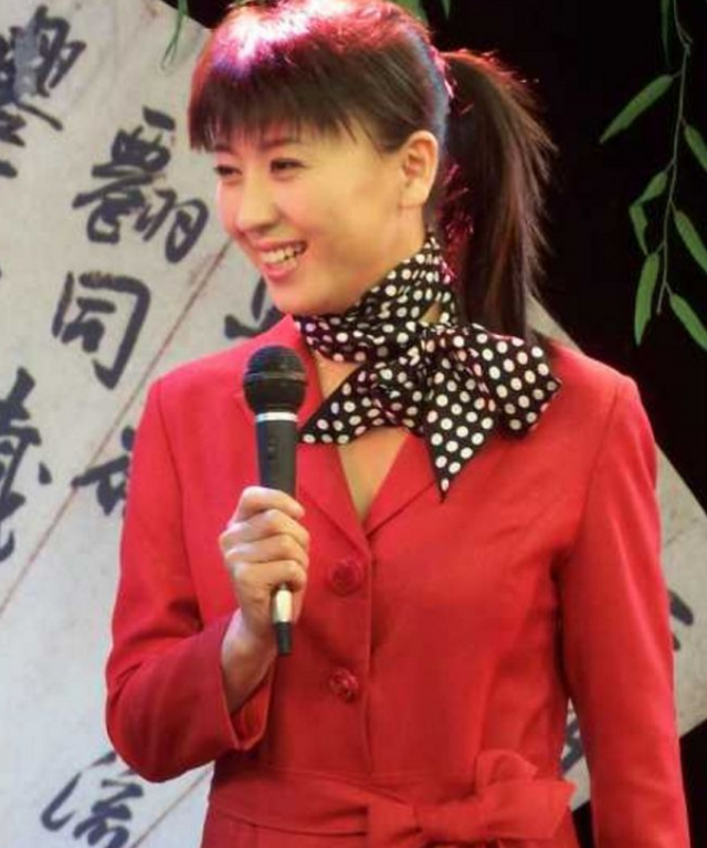 一顿饭11个菜	，客厅大得能打球，哭穷的闫学晶害惨“啃老	”的儿子