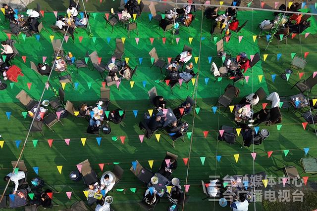 冬日暖阳“点燃”凤凰山山间烟火气