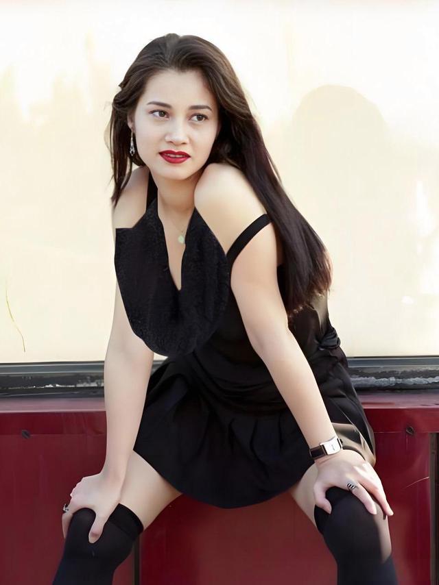 她认干爹，拍风月片，被导演霸王硬上弓，靠山去世后沦为服务员