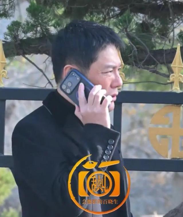 唐嫣穿黑色大衣出席公公葬礼，罗晋和她互动自然，傅程鹏现场帮忙