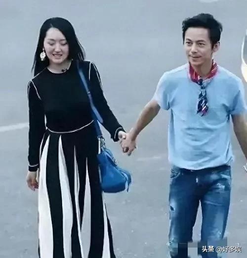 51岁的何炅，牵手54岁的杨钰莹，年过半百的俩人，画面温馨