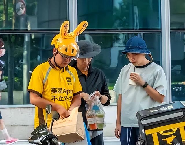 江西萍乡富豪赖国萍去世，仅46岁，戴硕大金佛珠项链，小女儿3岁
