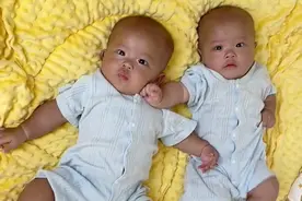 双胞胎一个奶奶带一个妈妈带，半岁时差距大，网友直言：像放大版图片
