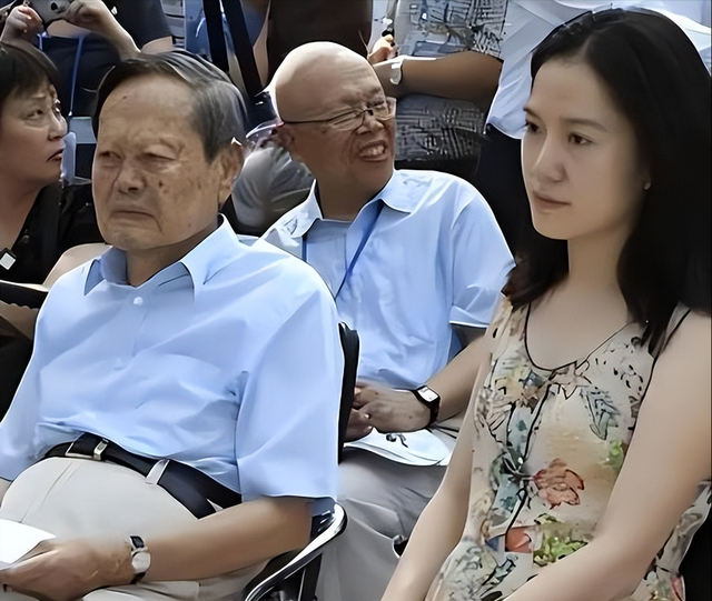 杨振宁去世才48小时，令人恶心的一幕出现了，杨振宁助理曾辟谣