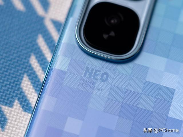 iQOO Neo10 Pro+图赏 小方块致敬像素科幻风