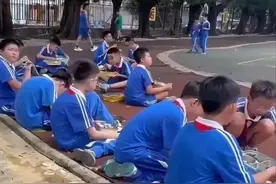 学生被迫在操场吃饭后续：校长再发声，红星新闻怒批吃相别太难看图片