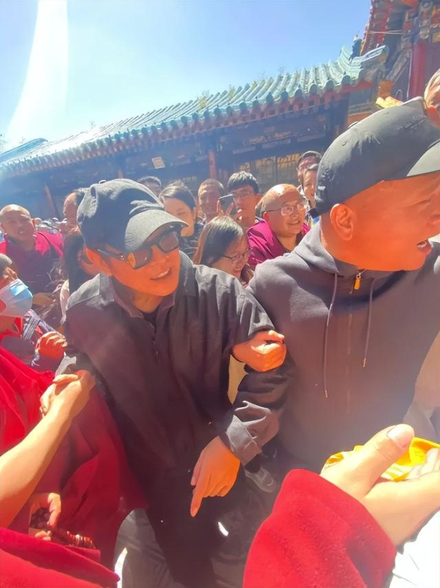 62岁李连杰回应噩耗，手术过程佛珠不离手，聊天记录透露更多细节