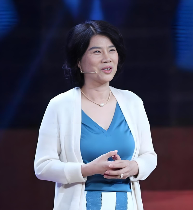 71岁董明珠永不退休：她挣脱了国资枷锁，却给格力套上更沉重镣铐