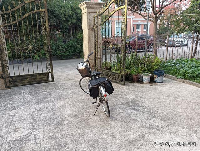 “家有一老，如有一宝	”——这不	，骑单车回老家看望94岁的妈妈！