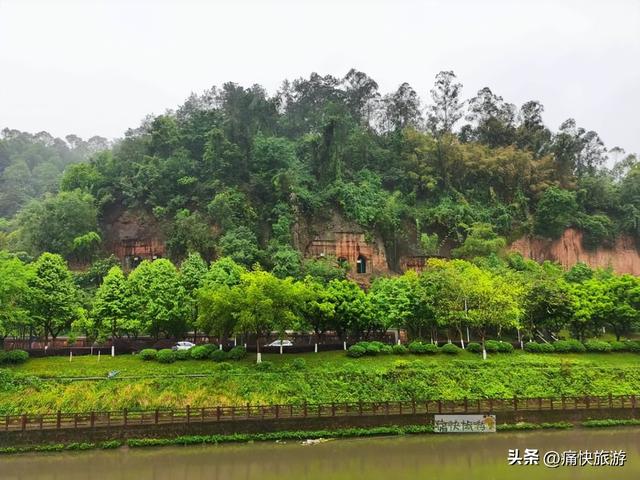 雨中漫步乐山城