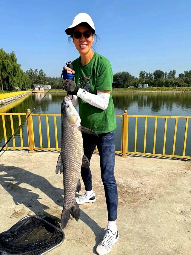 64岁郎平秀恩爱 和74岁老公现身北京 户外钓到几十斤大鱼